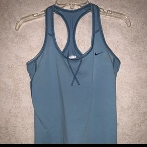 5/$30 🌺 EUC Racer Back Nike Tank w/ shelf bra